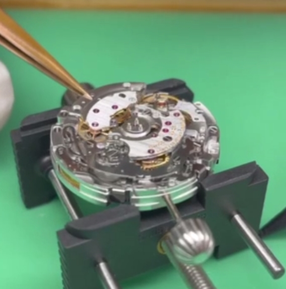 Сборка культового механизма B01 – символа богатой истории Breitling