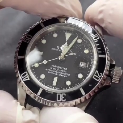 В часы Rolex Sea Dweller попала вода