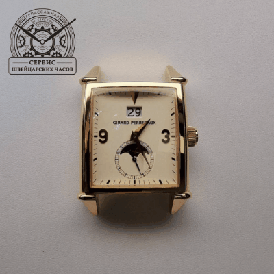 В работе часы Girard-Perregaux 2580